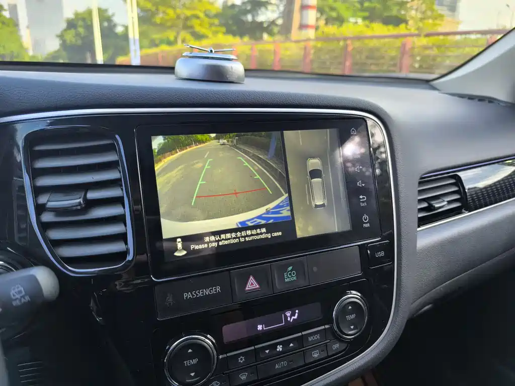 MITSUBISHI OUTLANDER