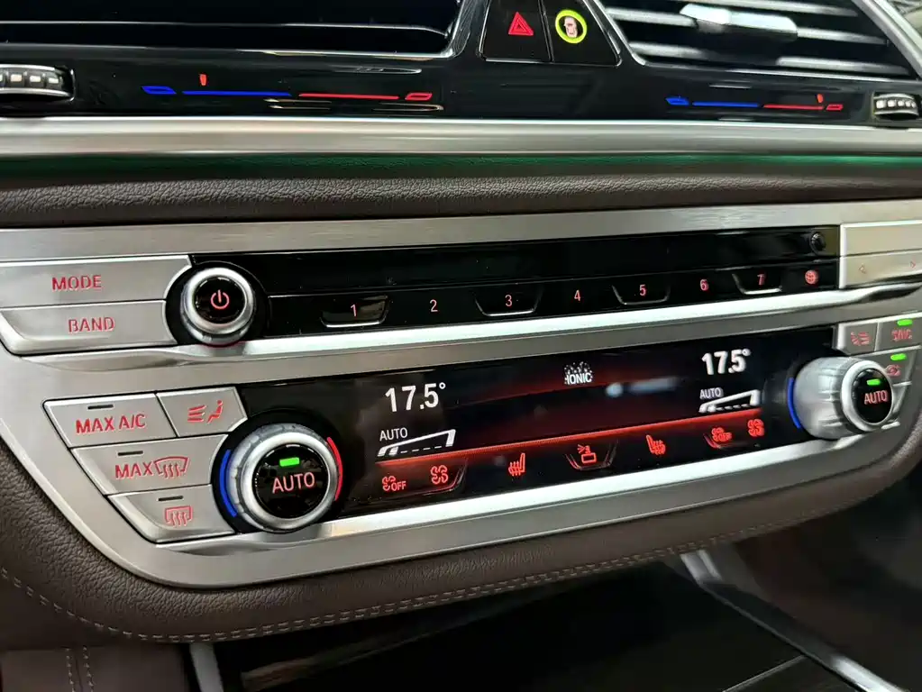 BMW 7 Series — миниатюра 23
