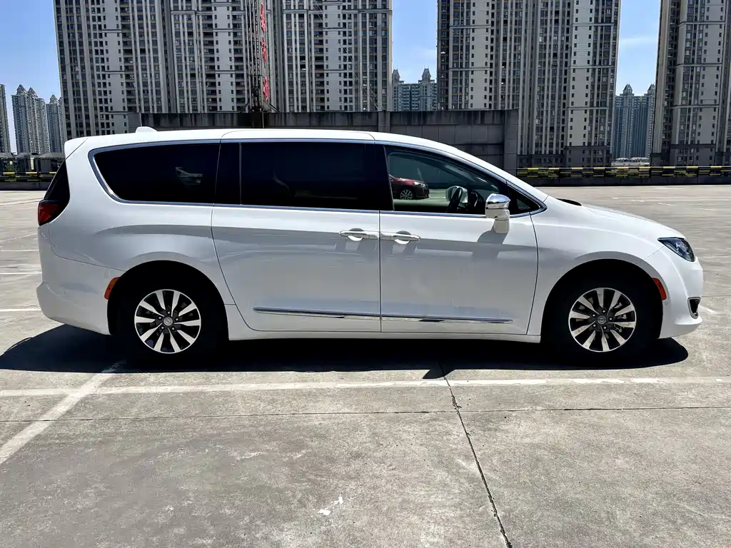 Chrysler Grand Voyager PHEV (Import) - фото 3