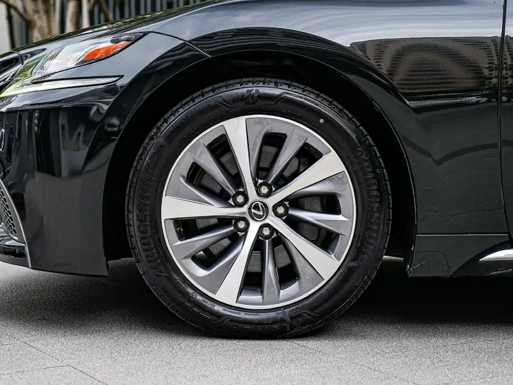 Lexus LS 2018 500h V