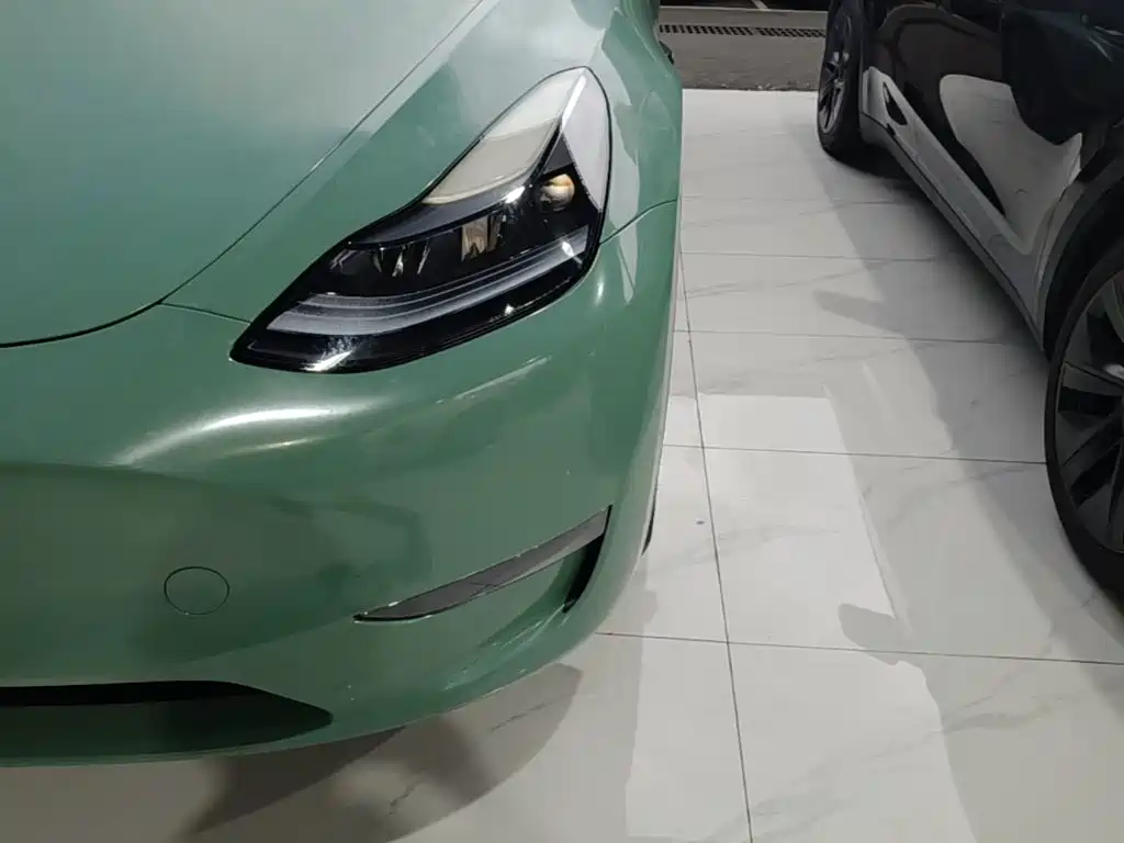 Tesla Model Y — миниатюра 24