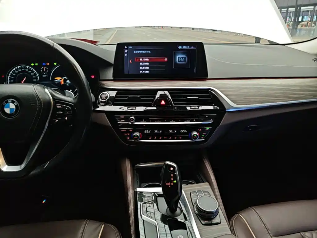 BMW 5 Series — миниатюра 13