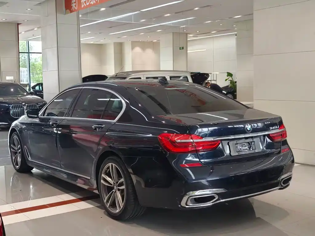 BMW 7 Series — миниатюра 6