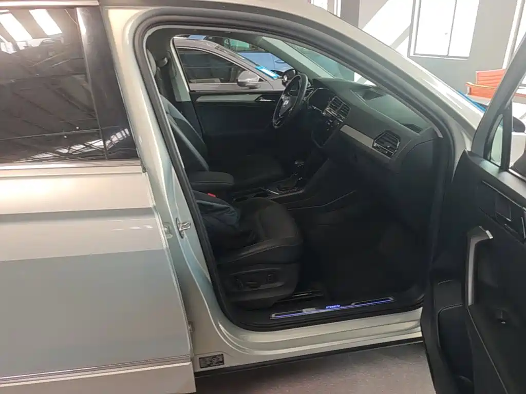 Volkswagen Tiguan L PHEV — миниатюра 9