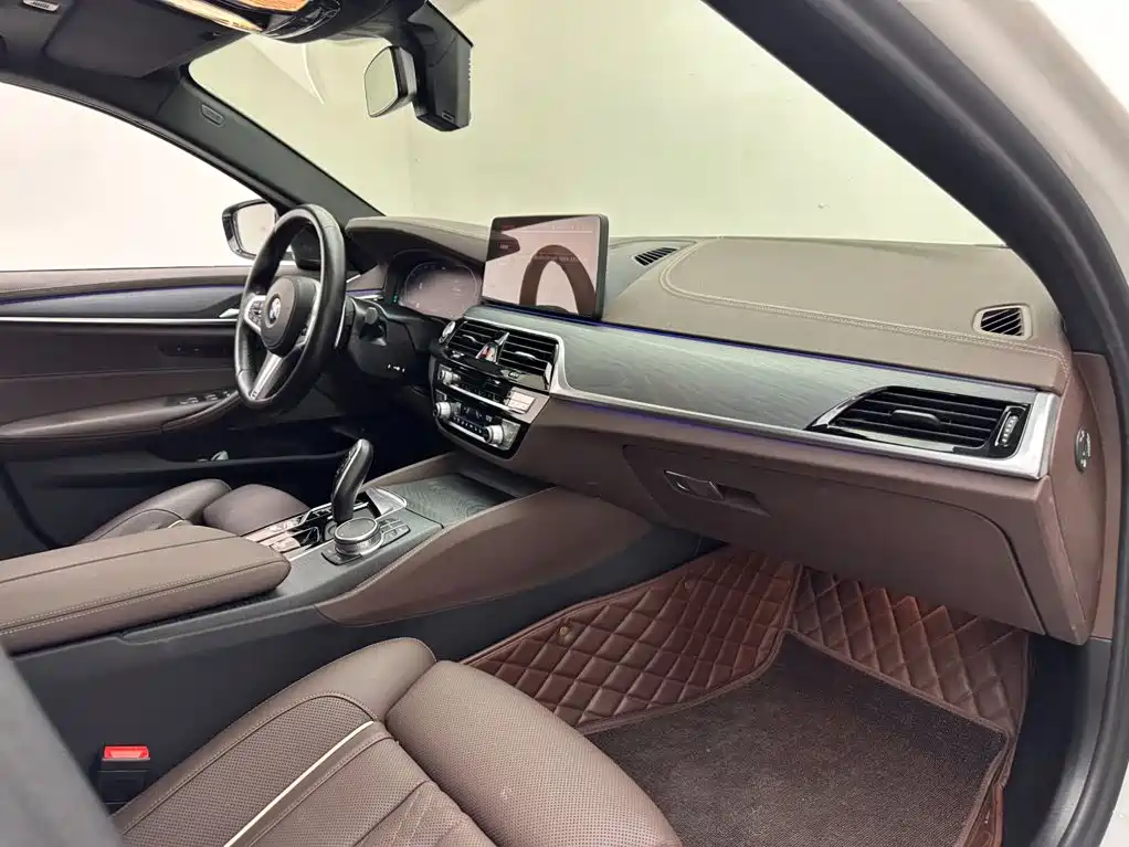 BMW 5 Series — миниатюра 11