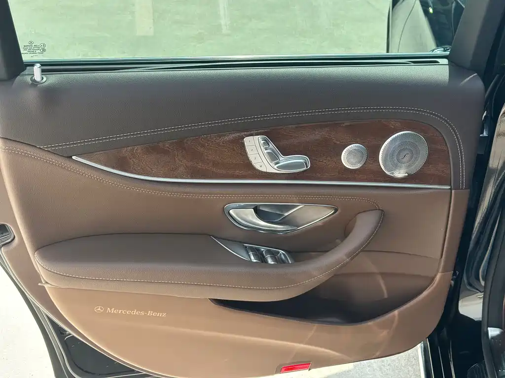 Mercedes-Benz E-Class — миниатюра 8