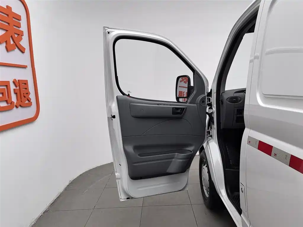 Maxus V80 2023 2.0T MT 3 мест