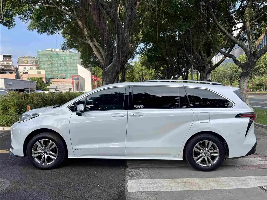 Toyota Sienna — миниатюра 4