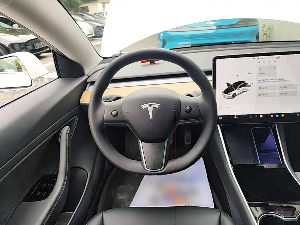 Tesla Model 3 — миниатюра 7