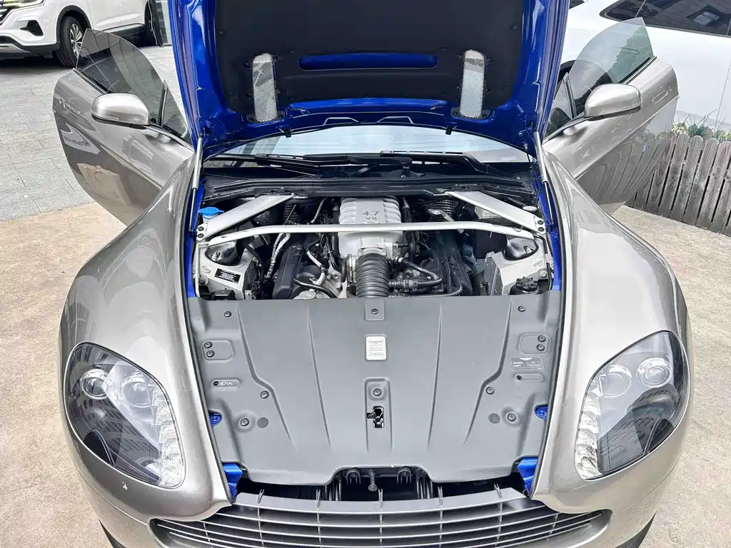 Aston Martin V8 Vantage — миниатюра 14