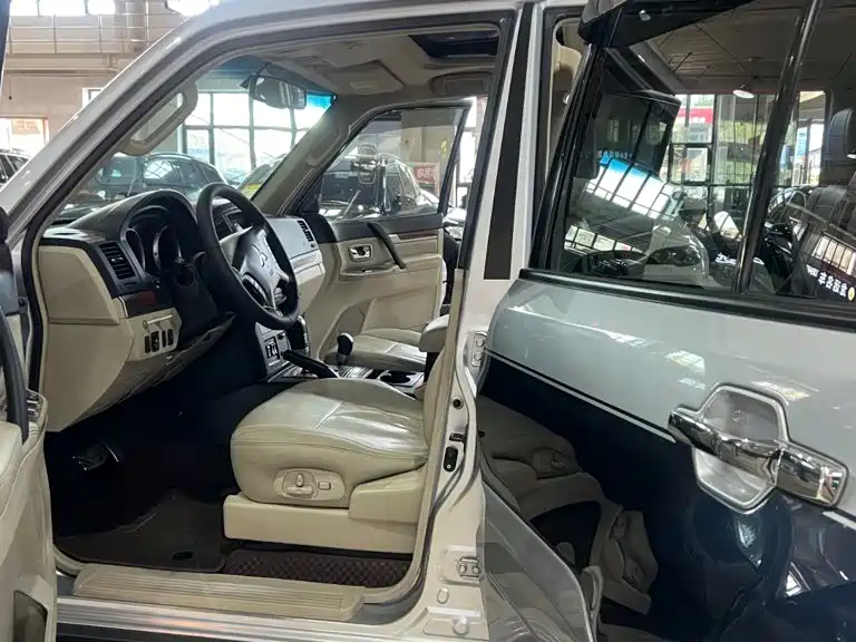 Mitsubishi Pajero (Import) — миниатюра 16