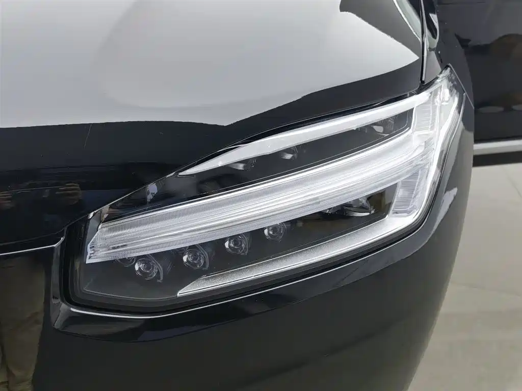 Volvo XC90 2023 B6 Luxury 7 мест