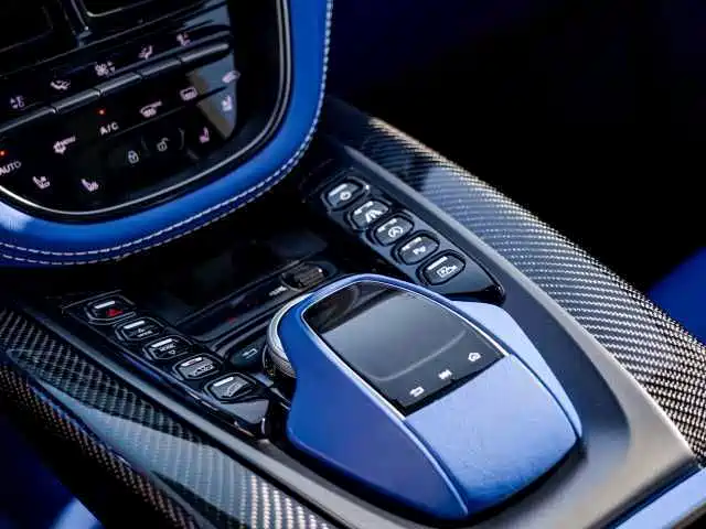 Aston Martin DBX — миниатюра 17