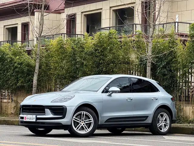 PORSCHE MACAN