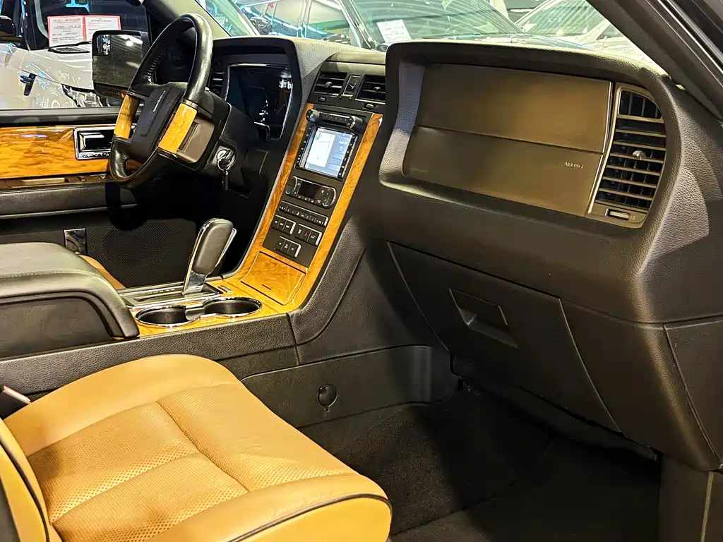 Lincoln Navigator — миниатюра 17