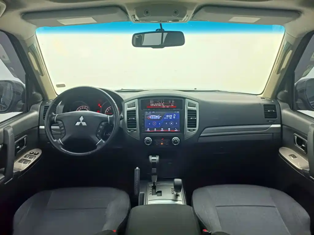 Mitsubishi Pajero (Import) — миниатюра 4