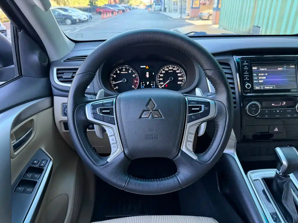Mitsubishi Pajero (Import) — миниатюра 5