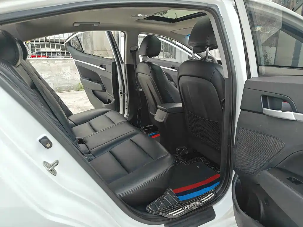 Hyundai Elantra — миниатюра 11