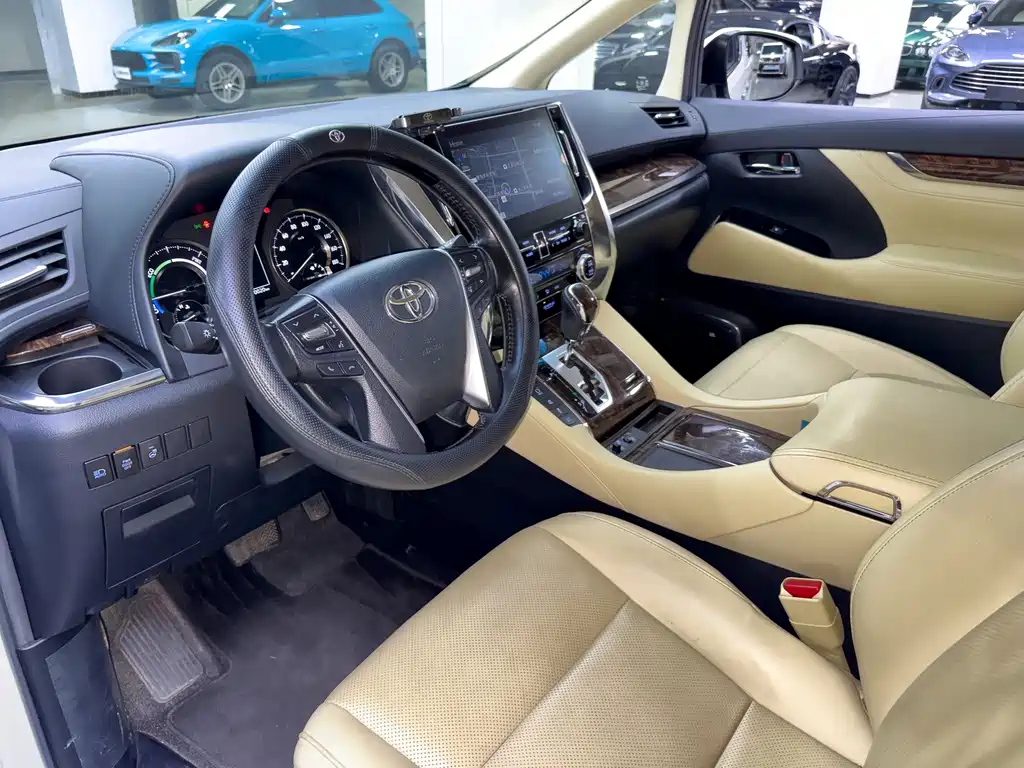 Toyota Alphard — миниатюра 5