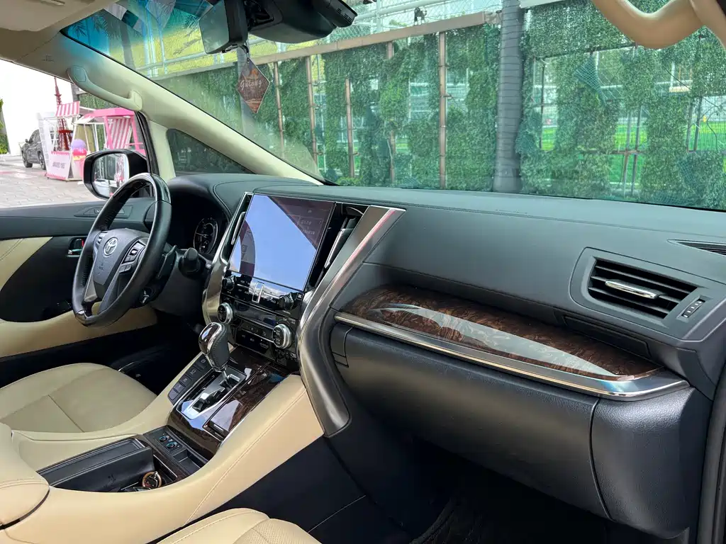 Toyota Alphard — миниатюра 11
