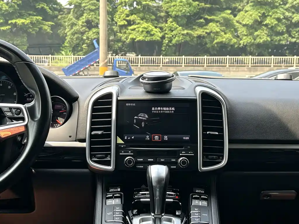 Porsche Cayenne — миниатюра 12