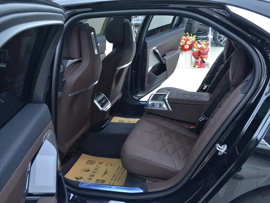 BMW 7 Series — миниатюра 5
