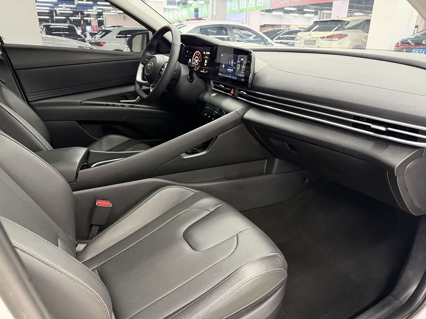 Hyundai Elantra 1.5 л 2023 г. Белый, пробег 40000 км