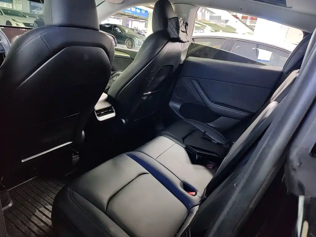 Tesla Model Y — миниатюра 17
