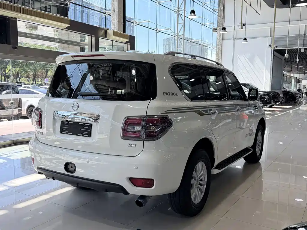 Nissan Patrol — миниатюра 20