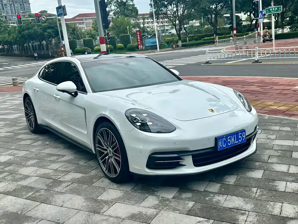 PORSCHE PANAMERA