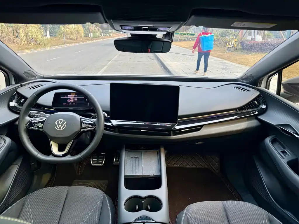 VOLKSWAGEN WITH THE CROWD 06