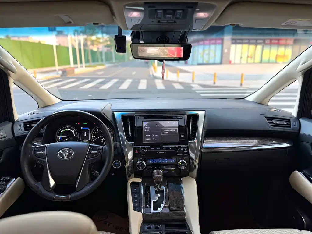 Toyota Alphard — миниатюра 7