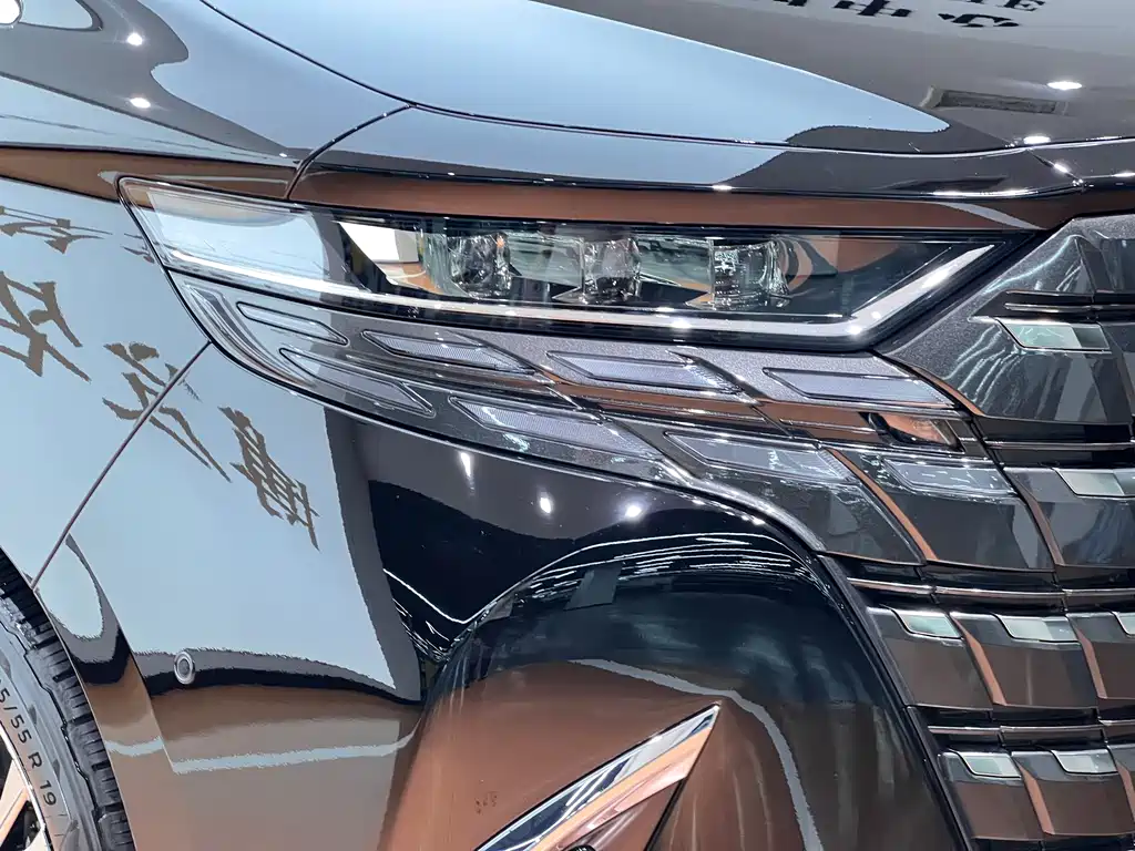 Toyota Alphard — миниатюра 5