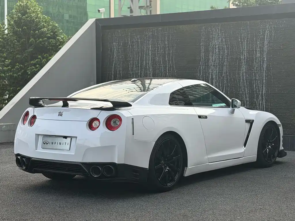 Nissan GT-R — миниатюра 9