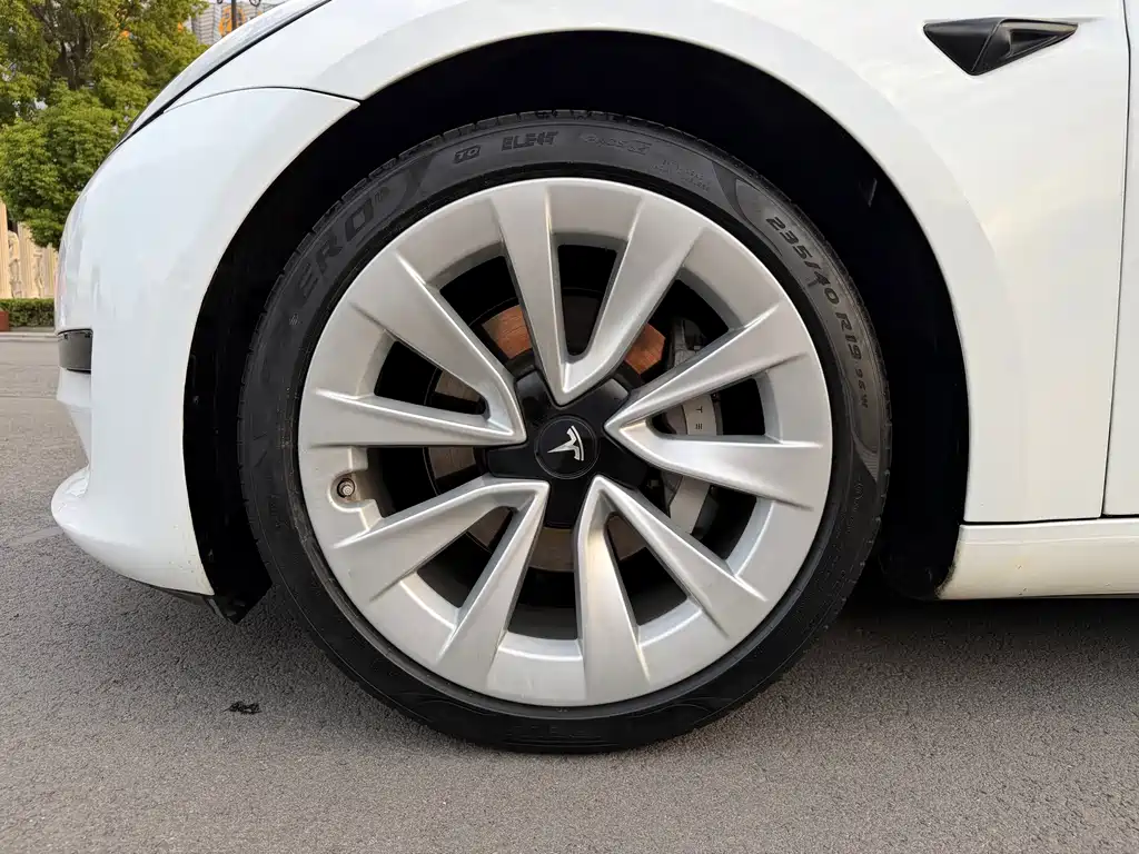 Tesla Model 3 — миниатюра 4