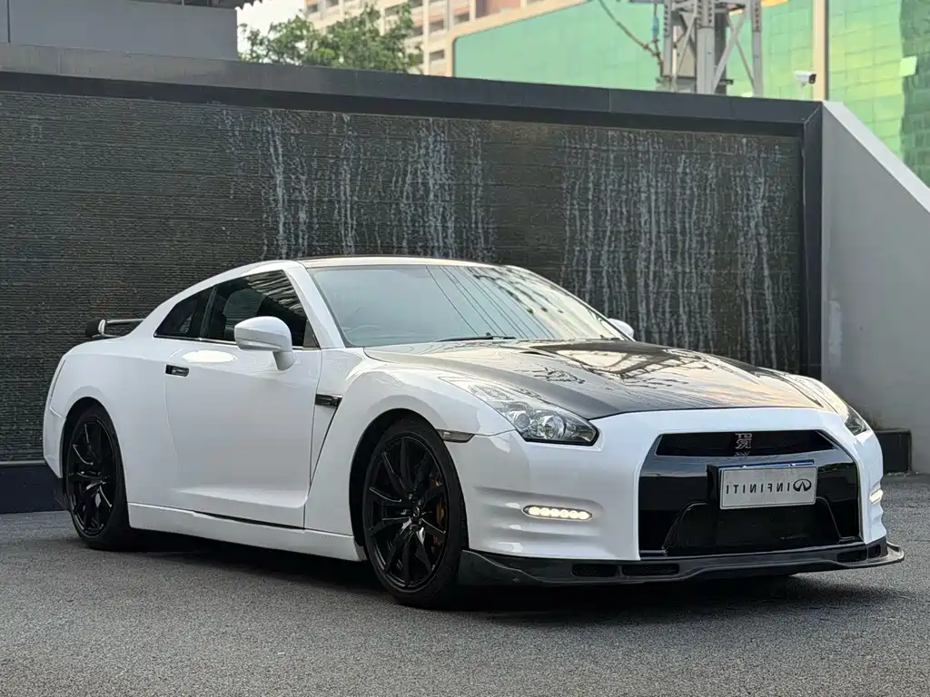 Nissan GT-R — миниатюра 3