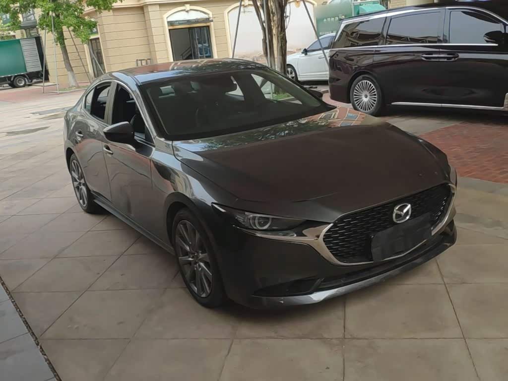 Mazda Mazda3 Axela 2.0 л 2024 г. Серебристо-серый, пробег 26100 км