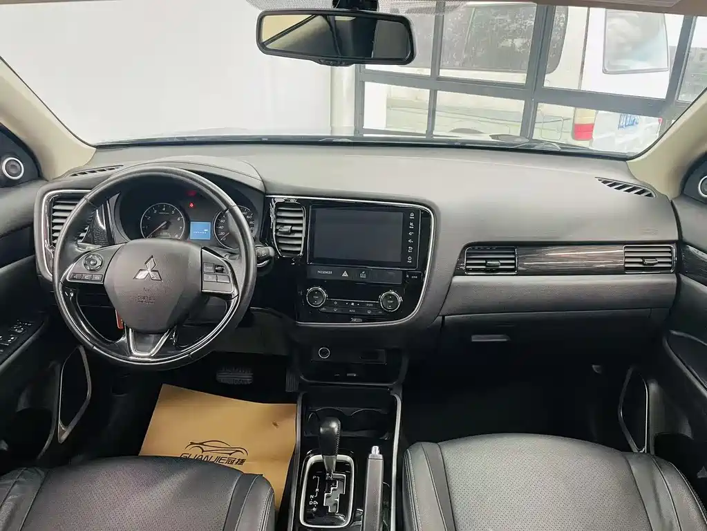 MITSUBISHI OUTLANDER