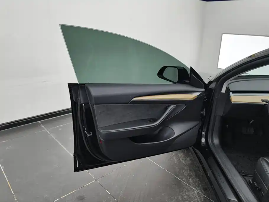Tesla Model 3 — миниатюра 7