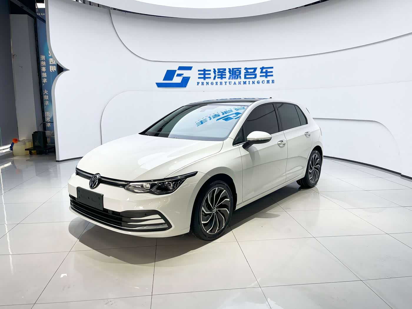 Volkswagen Golf 1.4 л 2022 г. Белый, пробег 24800 км
