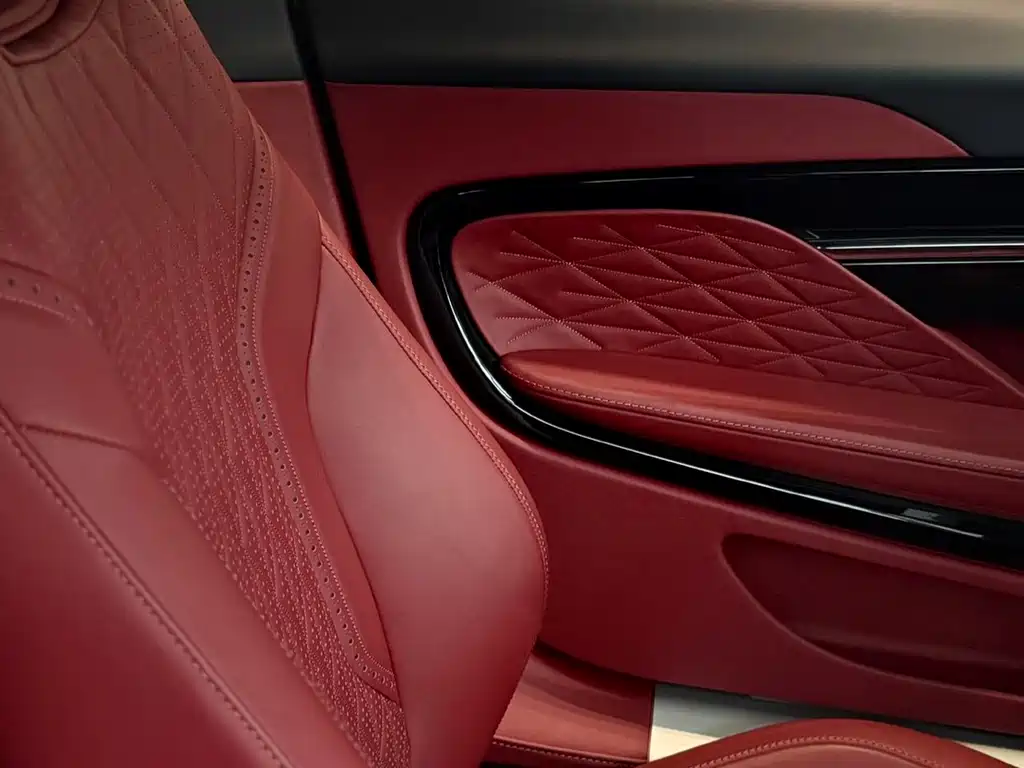 Aston Martin DB12 — миниатюра 7