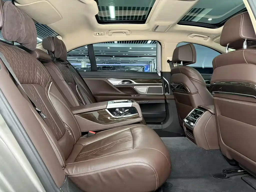 BMW 7 Series — миниатюра 13