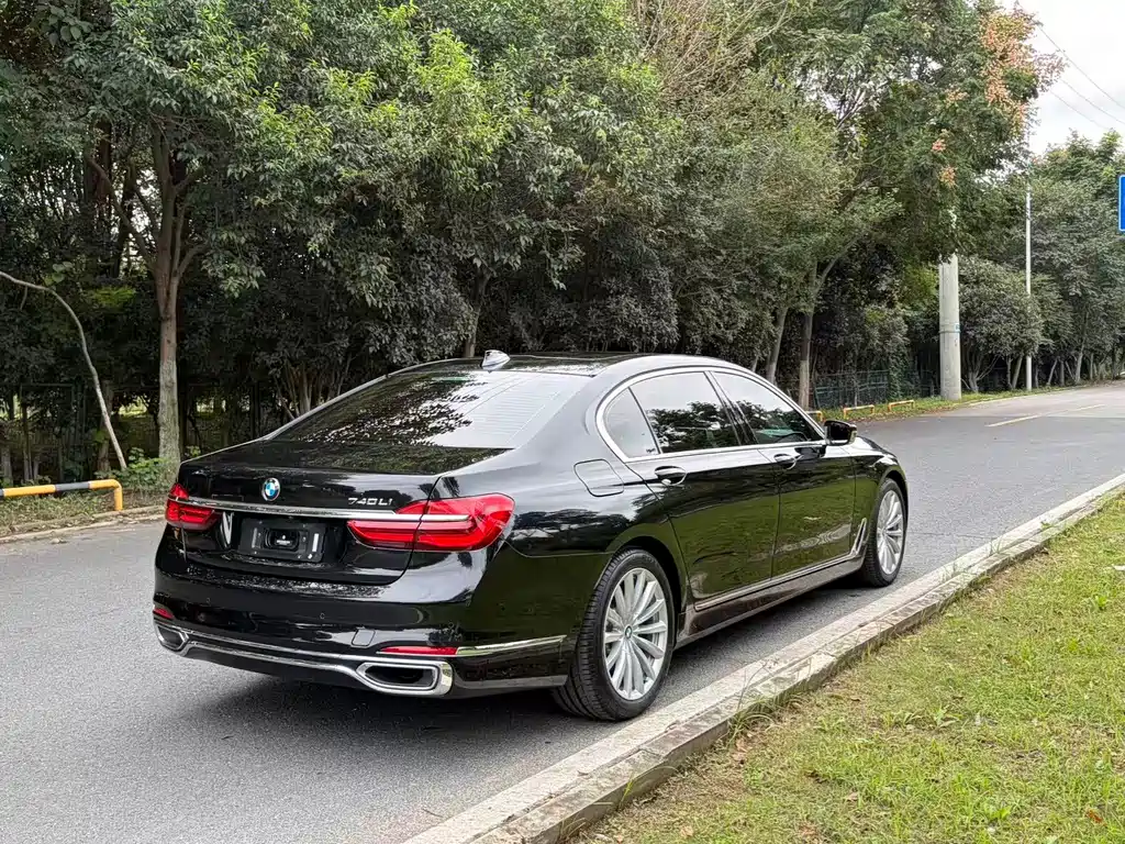 BMW 7 Series — миниатюра 5