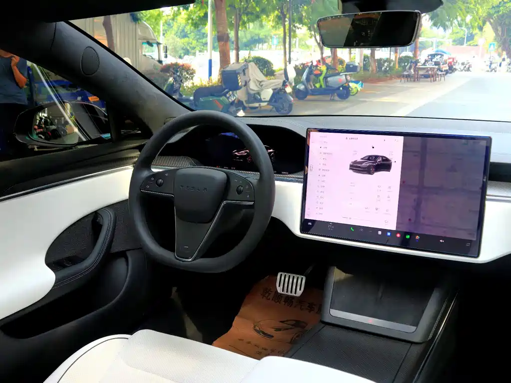 Tesla Model S — миниатюра 9