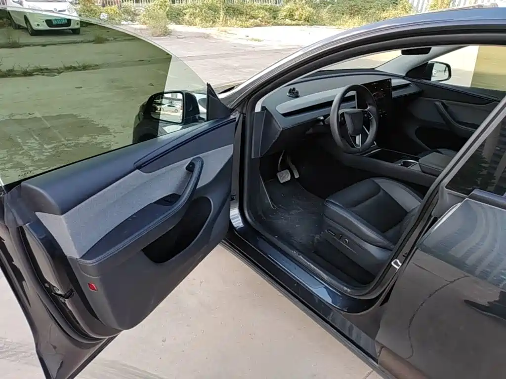 Tesla Model Y — миниатюра 16