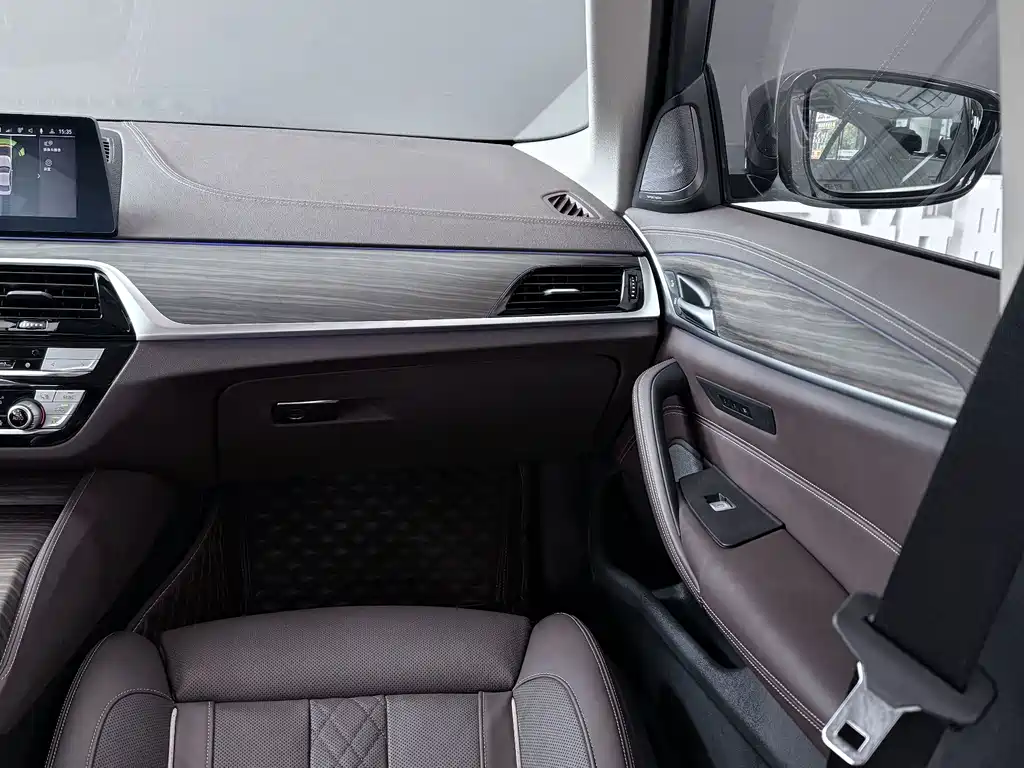 BMW 5 Series New Energy — миниатюра 21