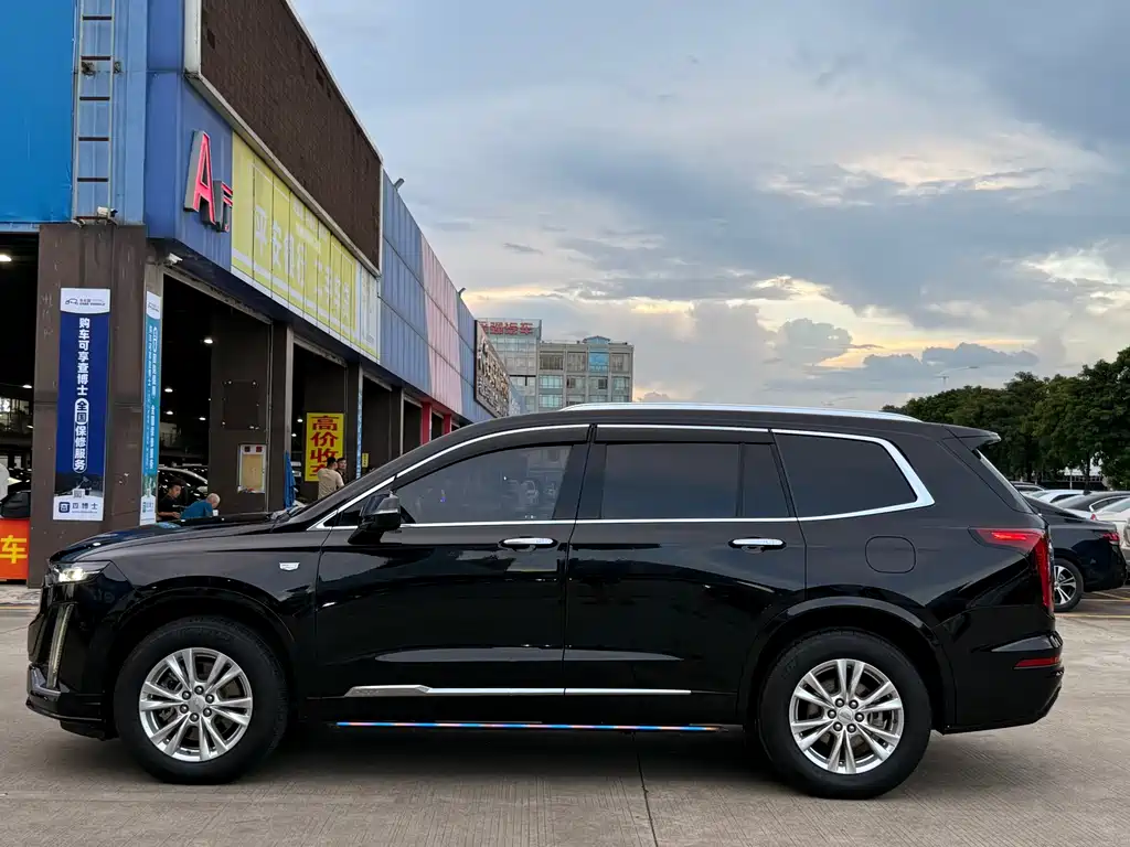 CADILLAC XT6