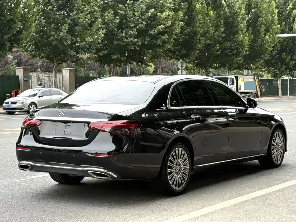 Mercedes-Benz E-Class — миниатюра 7