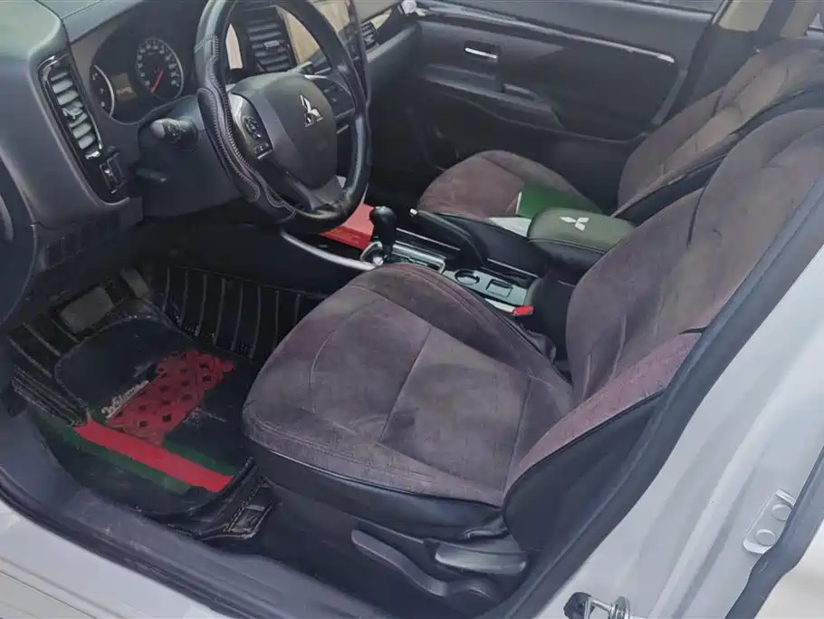 MITSUBISHI OUTLANDER