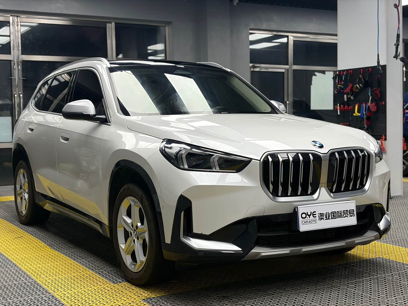 BMW X1 1.5 л 2023 г. Белый, пробег 40000 км
